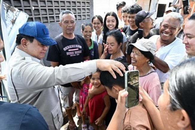 Presiden Prabowo Subianto berinteraksi dengan warga korban banjir Denpasar, Bali, Sabtu (13/9/2025). [Instagram]